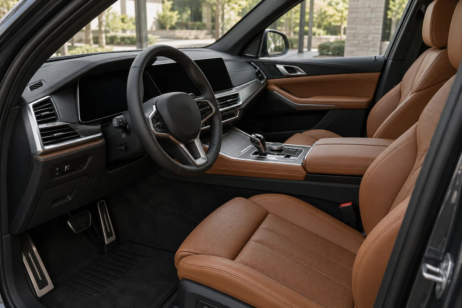 ავტომობილის სალონი ყავისფერი ტყავის სავარძლებით